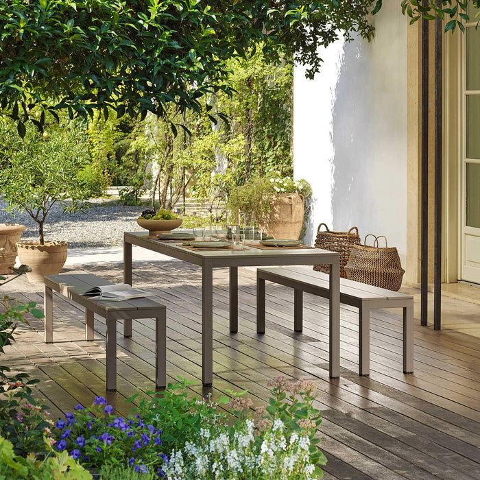 Nardi Set Rio Alu Tisch Fix und zwei Bänke auf Terrasse mit Holzboden  und vielen Blumen , Töpfen und Sträuchern in Szene gesetzt