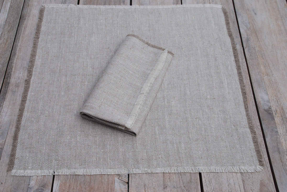 Serviette aus Naturleinen mit fransigem Abschluss