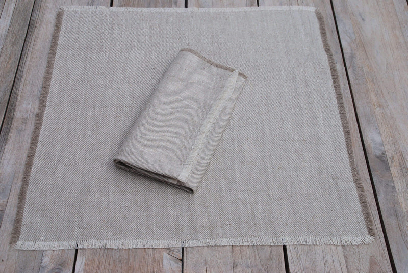 Serviette aus Naturleinen mit fransigem Abschluss