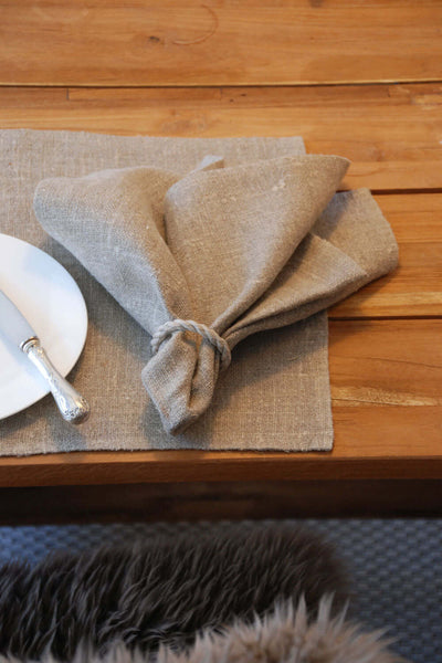 Serviette aus reinem naturfarbenem Leinen mit schöner sichtbarer Leinenstruktur 