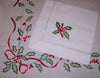 Luxuriöse Weihnachtsservietten-Weihnachtsserviette mit handgesticktem Ilex Motiv auf der passenden Weihnachtstischdecke von LINDHORST