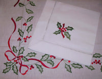 Luxuriöse Weihnachtsservietten-Weihnachtsserviette mit handgesticktem Ilex Motiv auf der passenden Weihnachtstischdecke von LINDHORST