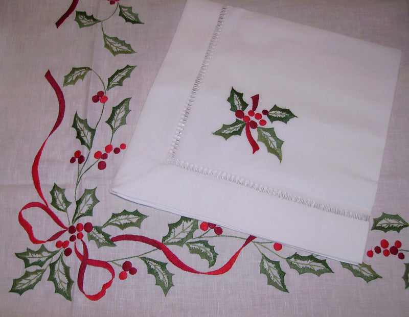 Luxuriöse Weihnachtsservietten-Weihnachtsserviette mit handgesticktem Ilex Motiv auf der passenden Weihnachtstischdecke von LINDHORST