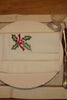 Serviette aus weißem Halbleinen mit weihnachtlichem Ilex Motiv und handgesticktem Hohlsaum Abschluss 