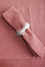 Serviette aus roter Baumwolle mit schmalem Maschinensaum