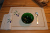 Tischset und Serviette aus Leinen mit handgesticktem Olivenzweig