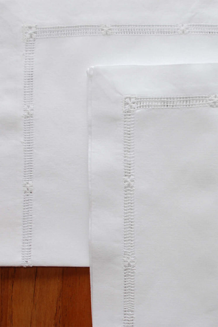weiße Serviette aus feiner Baumwolle mit aufwendigem Hohlsaum in Handstickerei