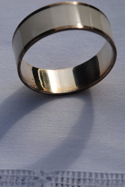 Serviettenring mit silbernen Metallrändern und weißer Lackschicht