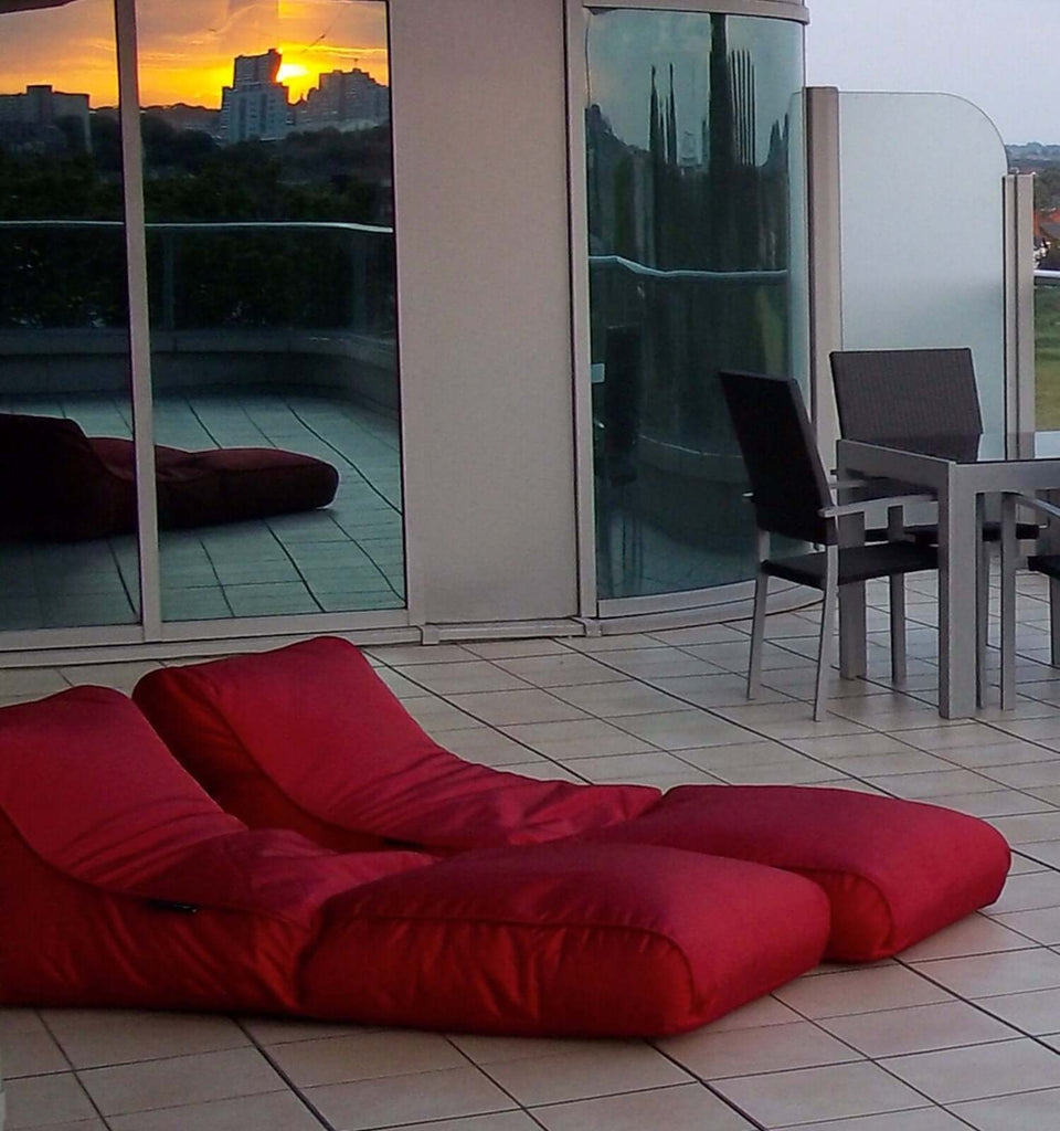 weiche und bequeme Outdoor Lounge Liege, zusammengeklappt ein Sessel in der Farbe rot