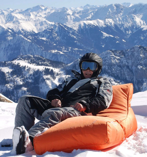 Outdoor Lounge Chair kann durch Ausklappen in eine bequeme Liege verwandelt werden