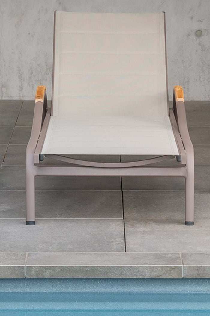 Sonnenliege Vitoria Taupe mit Armlehnen aus Teak von vorne photographiert
