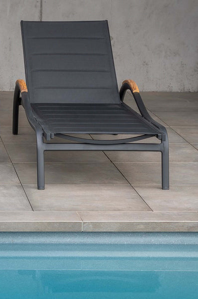 Sonnenliege Vitoria schwarz mit Armlehnen aus Teak von vorne photographiert