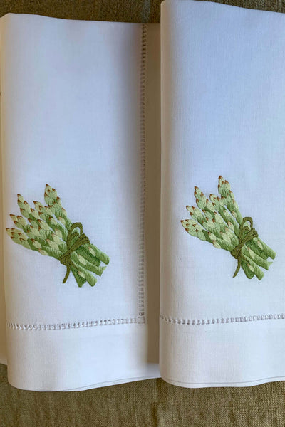 Weiße Stoffservietten mit Spargel bestickt und 4cm Bordüre mit Handhohlsaum.