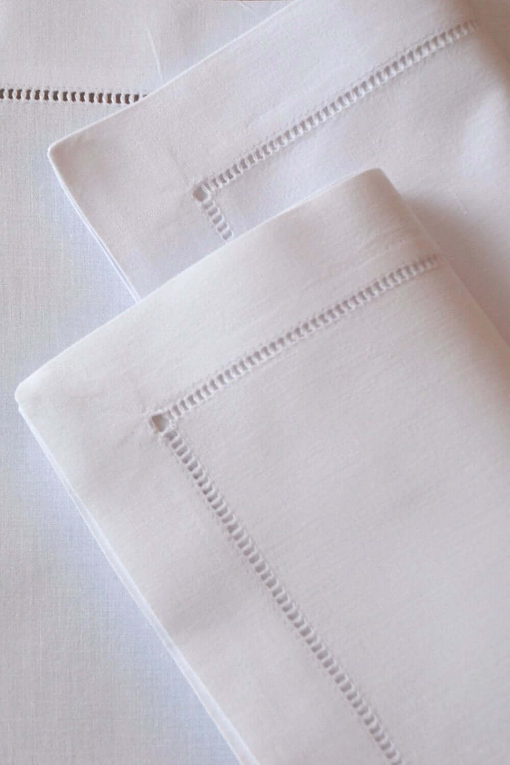 weiße Servietten aus weißer Baumwolle mit handgesticktem Hohlsaum in 2 Größen