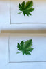 Von Hand gesticktes Ahornblatt in schönen Grüntönen auf 50x50cm Stoffserviette mit Hohlsaum-Beste Online-Stoffservietten mit Ahorn auf Deutsch.