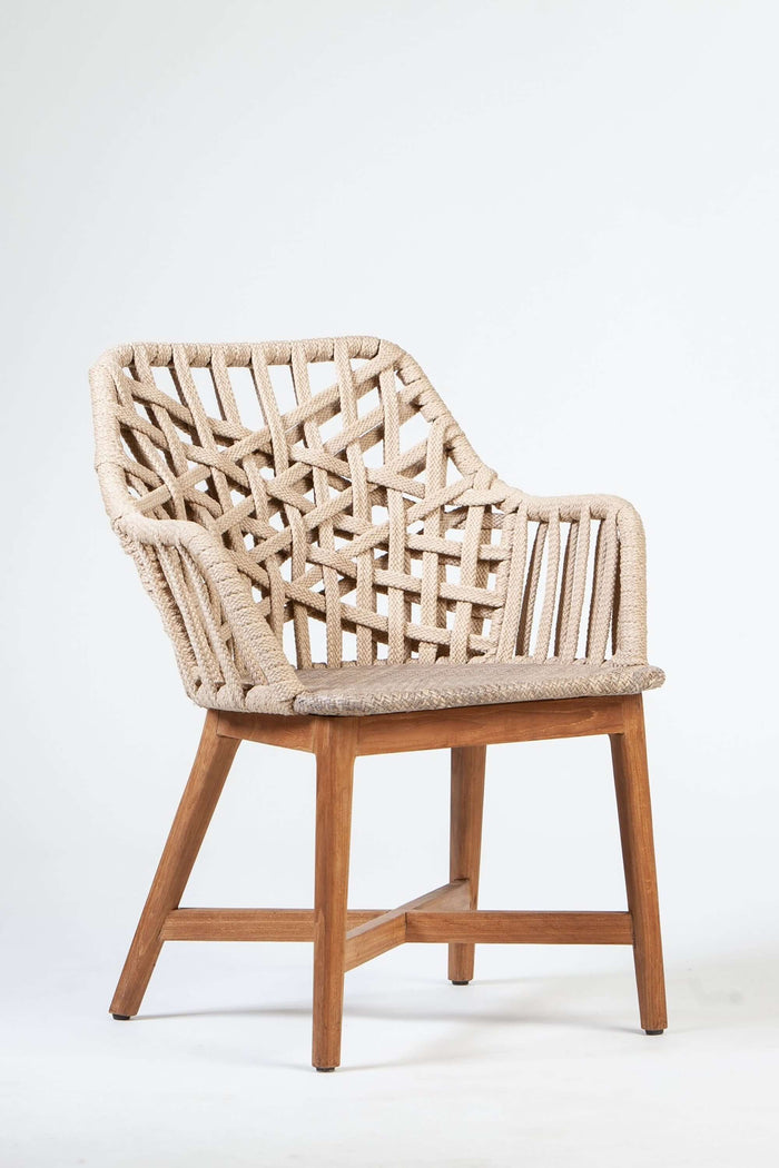 Outdoor Stuhl Tom mit diagonal geflochtenem Rücken und geflochtener Armlehne