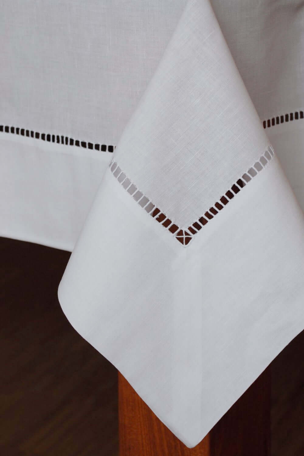 Tischdecke aus weißem Halbleinen mit breitem Saum und handgesticktem Hohlsaumabschluss 