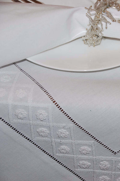 weiße Tischdecke aus Baumwolle mit Blüten in weißer Schattenstickerei