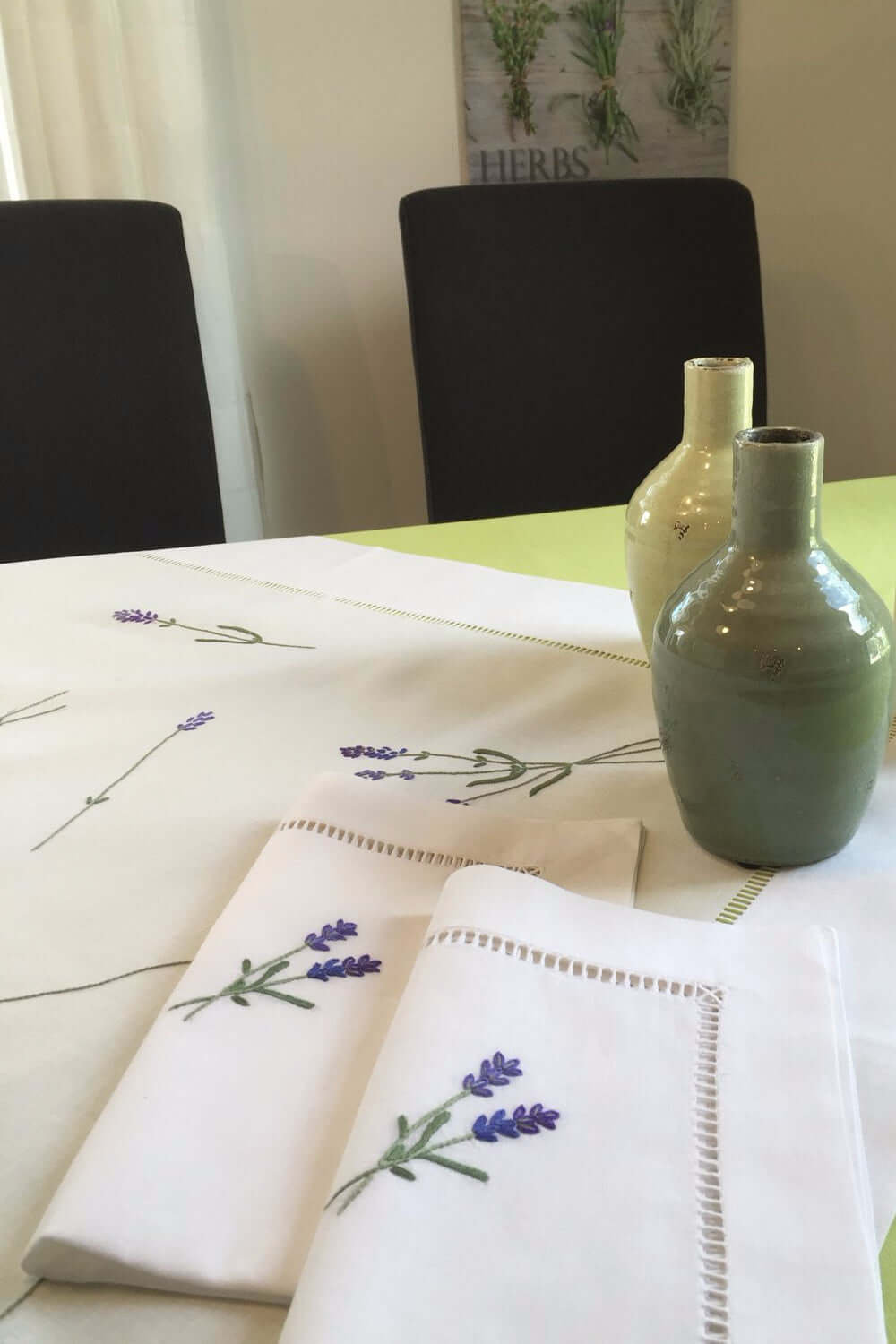 Tischdecke aus weißem Halbleinen und Hohlsaum mit Lavendelblüten in farbiger Stickerei - Beste Online-Lavendel-Tischdecke auf Deutsch.