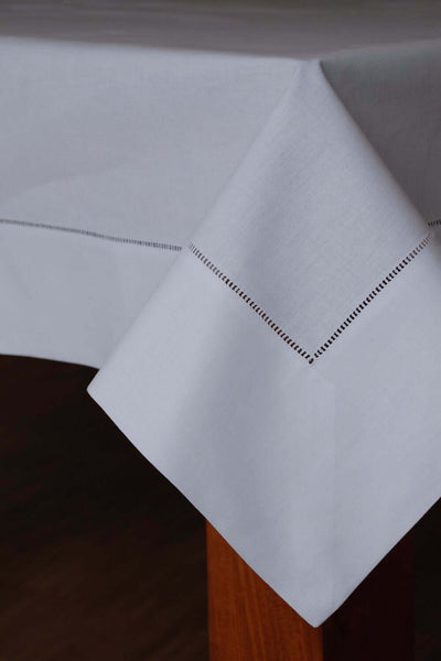 Tischdecke aus weißer feingewebter dichter Baumwolle mit breitem Saum und handgesticktem Hohlsaumabschluss mit sehr gutem Preis-Leistungsverhältnis