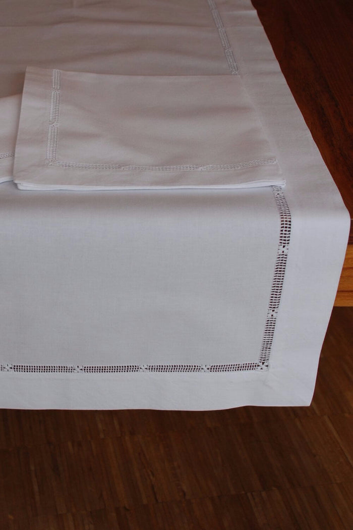 Tischläufer aus weißer Baumwolle mit aufwendig gesticktem Hohlsaum