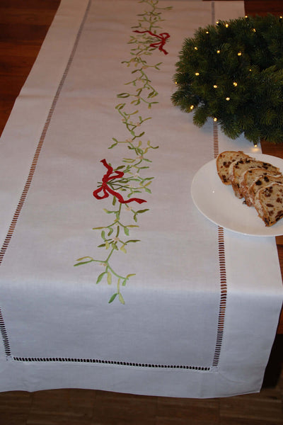 Weihnachtstischläufer aus Halbleinen von LINDHORST mit handgestickten Mistel Motiven und Hohlsaum