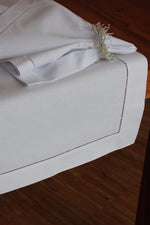 Tischläufer aus weißer Baumwolle mit handgesticktem Hohlsaum