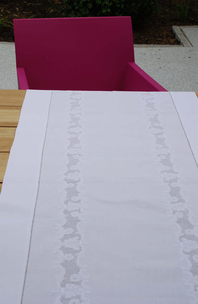 Tischläufer Vanessa aus weißer Baumwolle mit Weiß- und Schattenstickerei und Hohlsaum