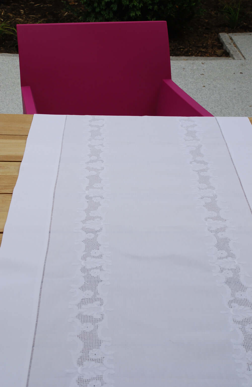 Tischläufer Vanessa aus weißer Baumwolle mit Weiß- und Schattenstickerei und Hohlsaum