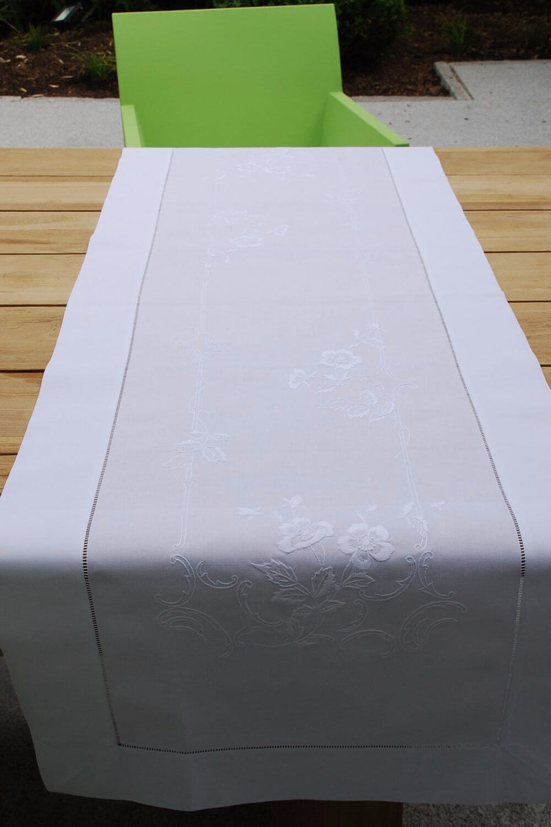 Tischläufer aus weißer Baumwolle mit Rosen in Weißstickerei