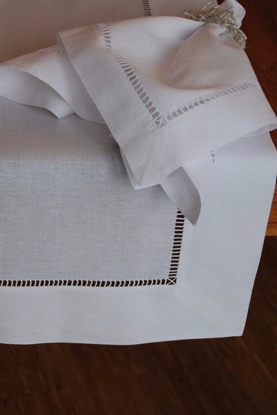 Tischläufer Venezia aus weißem Halbleinen mit handgesticktem Hohlsaum