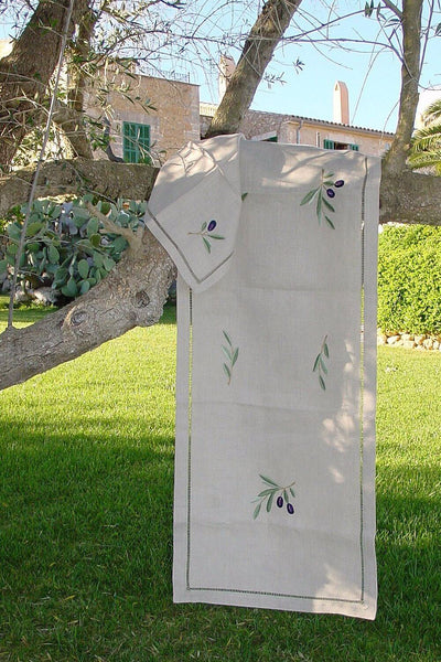 Tischläufer aus naturfarbenem Leinen mit handgestickten Olivenzweigen und Hohlsaum