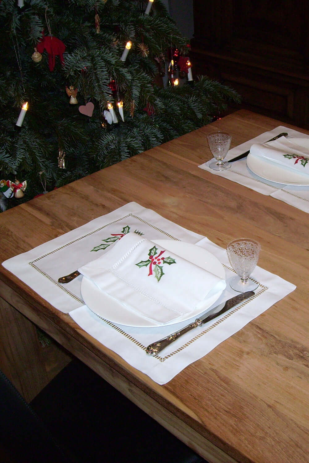 Tischsets aus Halbleinen mit weihnachtlichen Ilexzweigen und Hohlsaum in Handstickerei