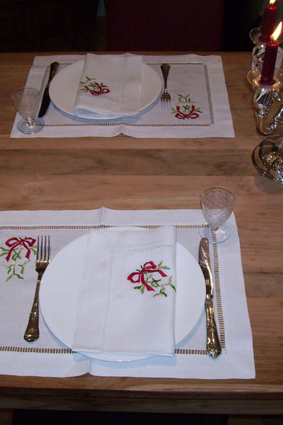 Weihnachtssets aus weißem Halbleinen mit handgestickten Mistel Motiven -Weihnachtsmistel-Tischset auf Deutsch