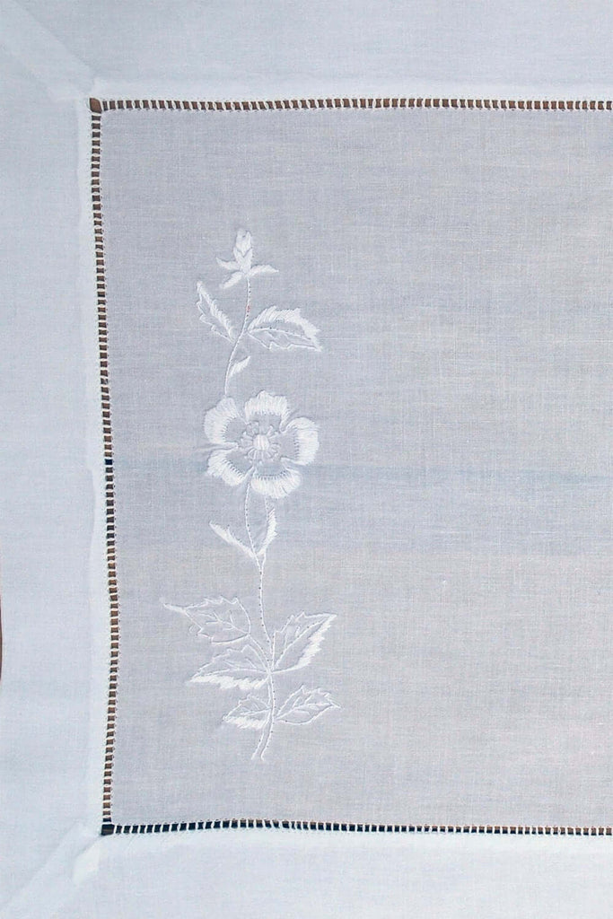 Kaufen Sie Tischsets mit Rosen in bester Qualität online auf Deutsch-Tischset aus Baumwolle mit handgestickten Rosen in Weißstickerei und Hohlsaum-Tischsets-Kollektion, Heimdekoration
