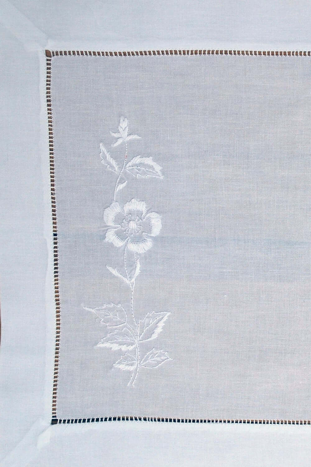 Kaufen Sie Tischsets mit Rosen in bester Qualität online auf Deutsch-Tischset aus Baumwolle mit handgestickten Rosen in Weißstickerei und Hohlsaum-Tischsets-Kollektion, Heimdekoration