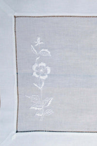 Kaufen Sie Tischsets mit Rosen in bester Qualität online auf Deutsch-Tischset aus Baumwolle mit handgestickten Rosen in Weißstickerei und Hohlsaum-Tischsets-Kollektion, Heimdekoration