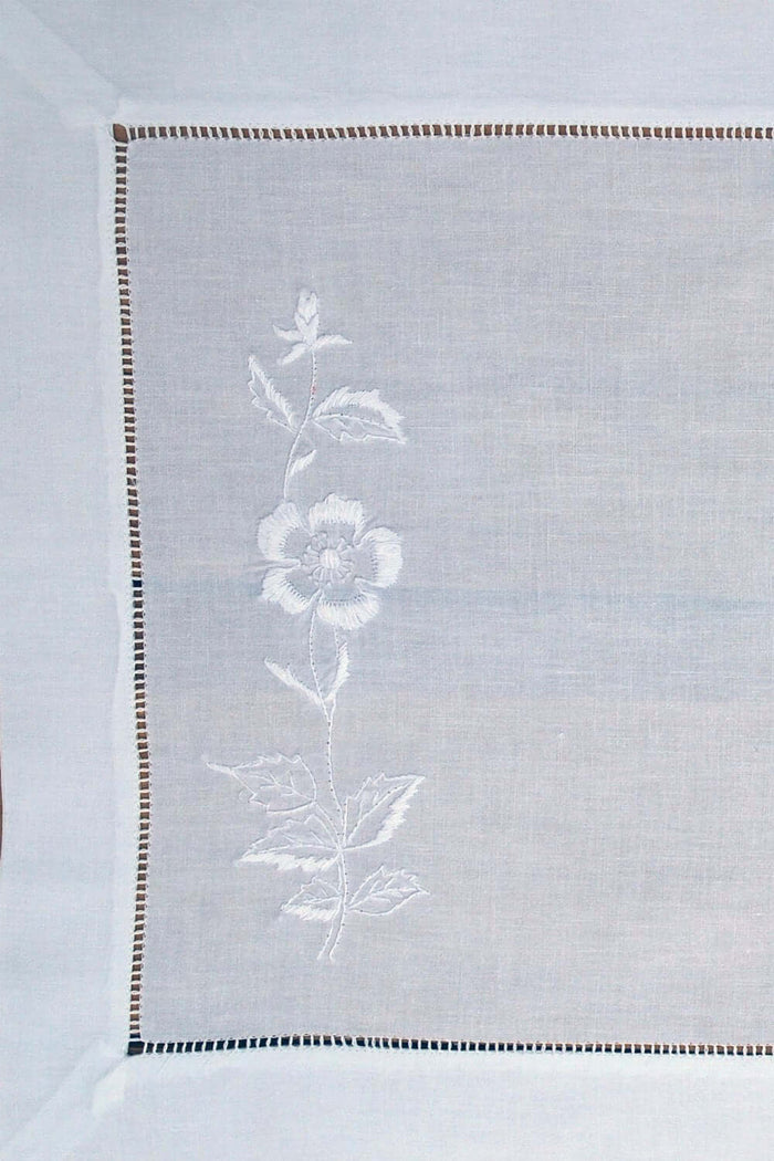Kaufen Sie Tischsets mit Rosen in bester Qualität online auf Deutsch-Tischset aus Baumwolle mit handgestickten Rosen in Weißstickerei und Hohlsaum-Tischsets-Kollektion, Heimdekoration