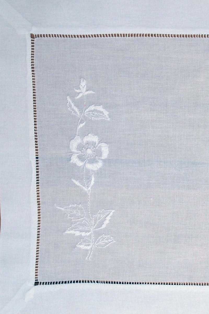 Kaufen Sie Tischsets mit Rosen in bester Qualität online auf Deutsch-Tischset aus Baumwolle mit handgestickten Rosen in Weißstickerei und Hohlsaum-Tischsets-Kollektion, Heimdekoration