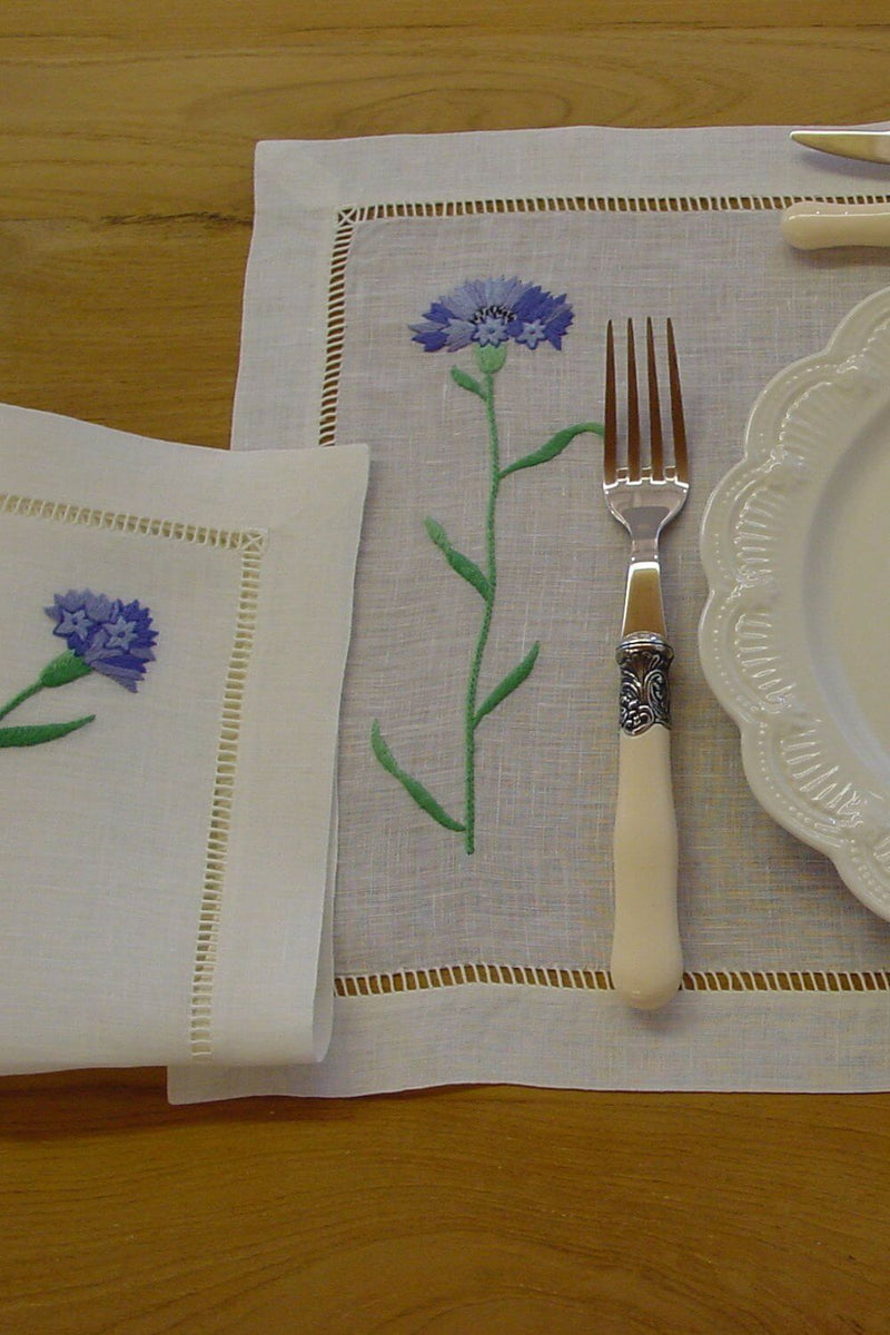 Tischset aus elfenbeinfarbenem Leinen mit farbig gestickten Kornblumen und Hohlsaum 