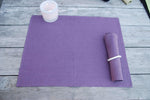 Tischset Kampen aus Leinen mit schmalem Saum in der Farbe lila