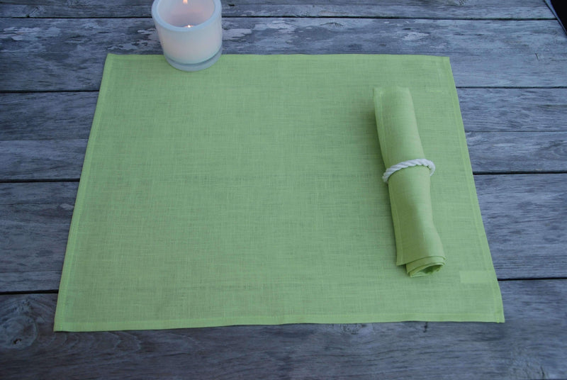 Tischset Kampen aus Leinen mit schmalem Saum in der Farbe limettengrün