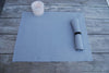 Tischset Kampen aus Leinen mit schmalem Saum in der Farbe grau