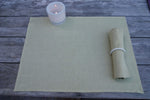 Tischset Kampen aus Leinen mit schmalem Saum in der Farbe pistazie