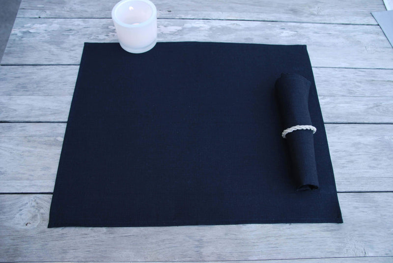 Tischset Kampen aus Leinen mit schmalem Saum in der Farbe schwarz-Tischsets aus Leinen in deutscher Sprache.