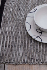 handgewebtes Tischset aus Leinen in schwarz-grau