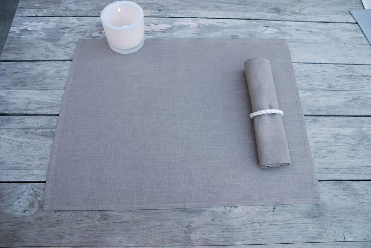 Tischset Kampen aus Leinen mit schmalem Saum in der Farbe taupe-Tischsets aus Leinen in deutscher Sprache.