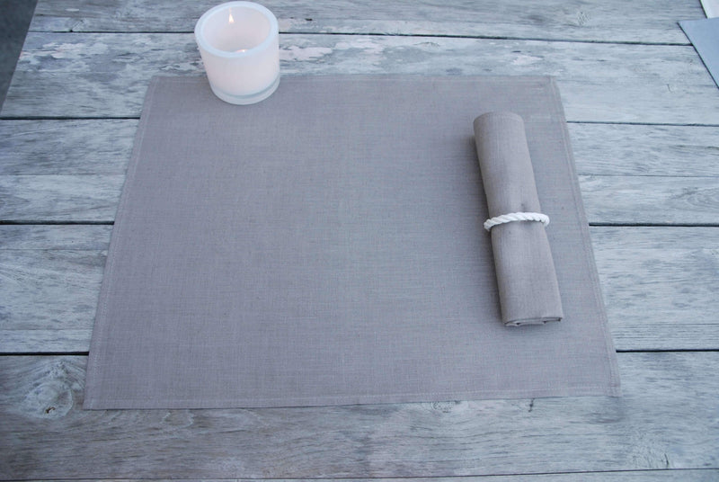 Tischset Kampen aus Leinen mit schmalem Saum in der Farbe taupe-Tischsets aus Leinen in deutscher Sprache.