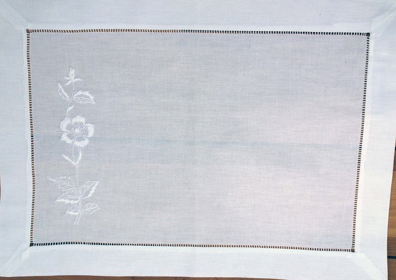 Kaufen Sie Tischsets mit Rosen in bester Qualität online auf Deutsch-Tischset aus Baumwolle mit Rosen in Weißstickerei und Hohlsaum in Handstickerei-Tischsets-Kollektion, Heimdekoration