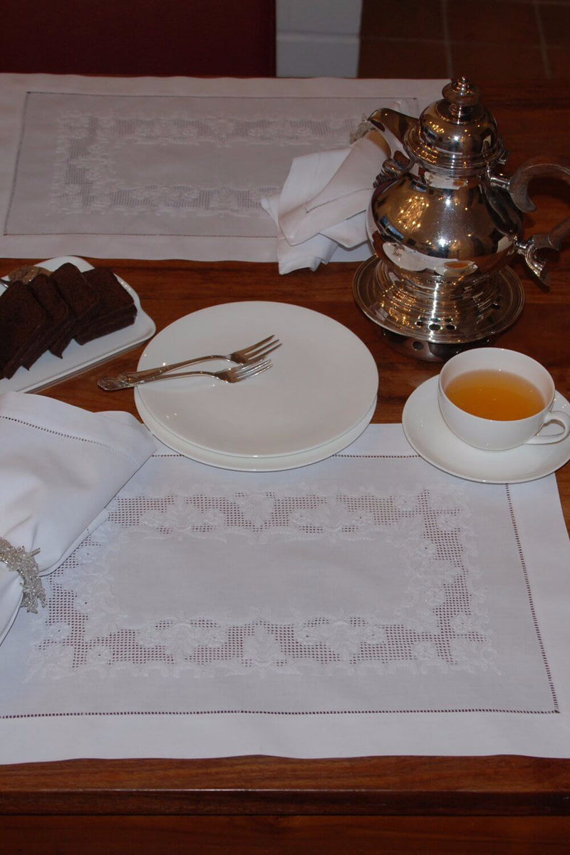 Tischset Vanessa aus weißer Baumwolle mit feinster Weiß- und Schattenstickerei in Handarbeit 
